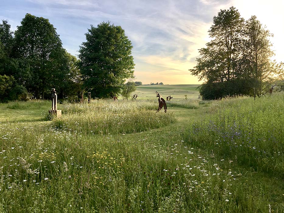 Blick in den Skulpturengarten mit Güssen von A.Keil